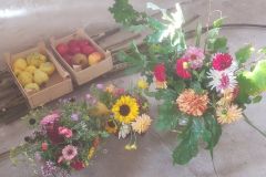 sensommerbuketter-paa-det-koelige-gulv-i-vaerkstedet