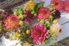 Dahlia i en lille bageform fra genbrug