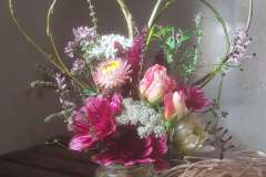 buket af hjerte i pileflet og lyserøde blomster