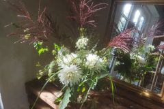 buket-med-hvide-dahlia-leg-med-lys-og-skygge