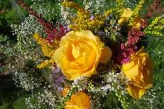 romantisk buket med gule roser og brudeslør