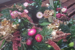 Adventskrans med lyserøde evighedsblomster