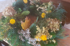 adventskrans med et gult strejf af efterår